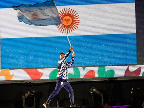 Cittadini brings in the Argentine flag